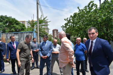 Yasamal Rayon İcra Hakimiyyətinin başçısı ərazidə sakinlərlə görüşdü, qəzalı binaya baş çəkdi
