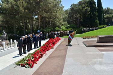 Yasamal Rayon İcra Hakimiyyətinin kollektivi Ulu Öndərin xatirəsini anıb