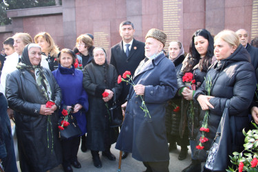 Yasamal rayonunun ictimaiyyəti 20 yanvar şəhidlərini anıb