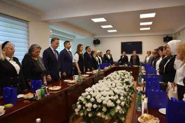 İcra başçısı qabaqcıl müəllimlərlə görüşdü