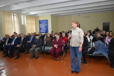 İcra Başçısı ərazidə sakinlərlə görüşdü, xidmət rəhbərlərinə göstərişlər verdi
