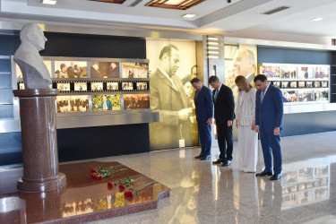 Yasamal Rayon İcra Hakimiyyətinin kollektivi Ulu Öndərin xatirəsini anıb