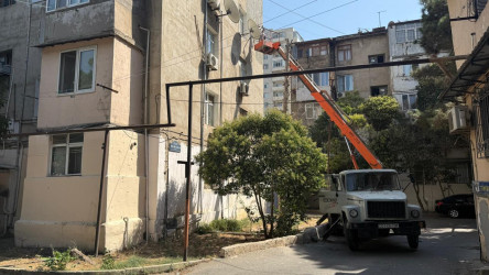 Yasamal rayonunda qəzalı eyvanlar və köhnə fasadlar  təmir edilir