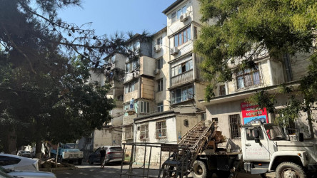 Yasamal rayonunda qəzalı eyvanlar və köhnə fasadlar  təmir edilir