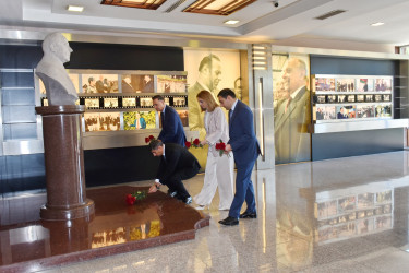 Yasamal Rayon İcra Hakimiyyətinin kollektivi Ulu Öndərin xatirəsini anıb