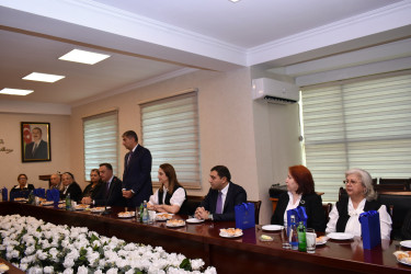 İcra başçısı qabaqcıl müəllimlərlə görüşdü