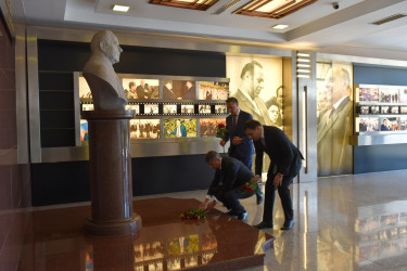 Yasamal rayon ictimaiyyəti Ulu Öndərin əziz xatirəsini yad edib