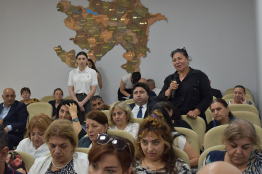 İcra Başçısı ərazidə sakinlərlə görüşdü