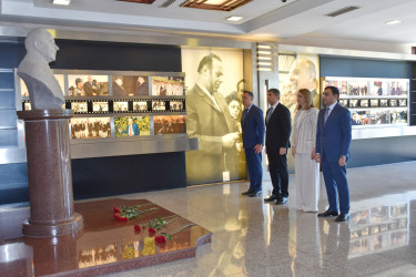 Yasamal Rayon İcra Hakimiyyətinin kollektivi Ulu Öndərin xatirəsini anıb
