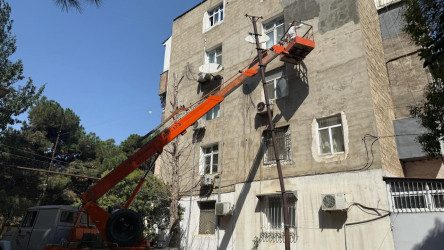 Yasamal rayonunda qəzalı eyvanlar və köhnə fasadlar  təmir edilir