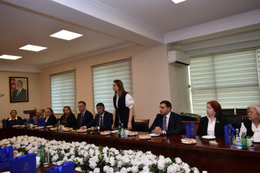 İcra başçısı qabaqcıl müəllimlərlə görüşdü