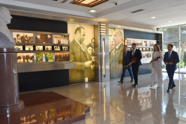 Yasamal Rayon İcra Hakimiyyətinin kollektivi Ulu Öndərin xatirəsini anıb
