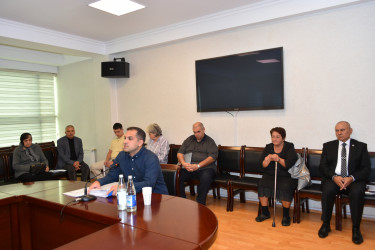 İcra Başçısı sakinləri inzibati binada qəbul etdi