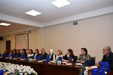İcra başçısı qabaqcıl müəllimlərlə görüşdü