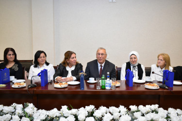 İcra başçısı qabaqcıl müəllimlərlə görüşdü
