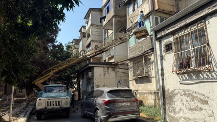 Yasamal rayonunda qəzalı eyvanlar və köhnə fasadlar  təmir edilir