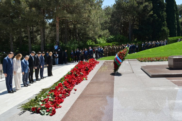 Yasamal Rayon İcra Hakimiyyətinin kollektivi Ulu Öndərin xatirəsini anıb