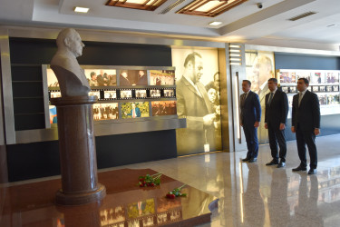 Yasamal rayon ictimaiyyəti Ulu Öndərin əziz xatirəsini yad edib
