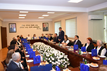 İcra başçısı qabaqcıl müəllimlərlə görüşdü