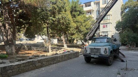 Yasamal rayonunda qəzalı eyvanlar və köhnə fasadlar  təmir edilir