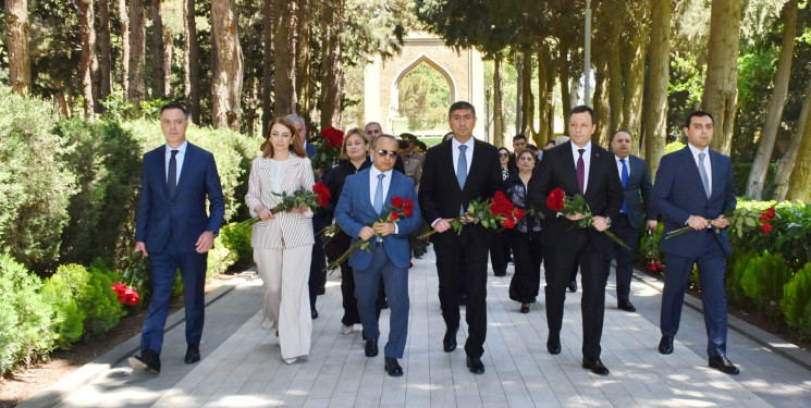 Yasamal Rayon İcra Hakimiyyətinin kollektivi Ulu Öndərin xatirəsini anıb