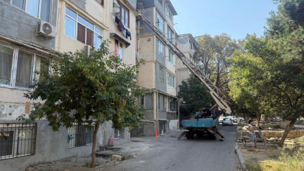 Yasamal rayonunda qəzalı eyvanlar və köhnə fasadlar  təmir edilir