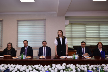 İcra başçısı qabaqcıl müəllimlərlə görüşdü