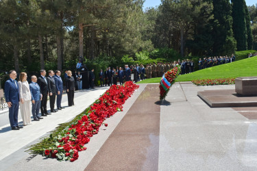 Yasamal Rayon İcra Hakimiyyətinin kollektivi Ulu Öndərin xatirəsini anıb