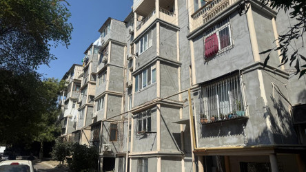 Yasamal rayonunda qəzalı eyvanlar və köhnə fasadlar  təmir edilir