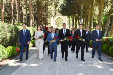 Yasamal Rayon İcra Hakimiyyətinin kollektivi Ulu Öndərin xatirəsini anıb