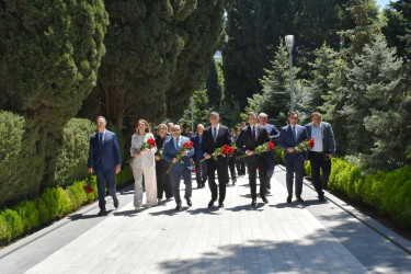 Yasamal Rayon İcra Hakimiyyətinin kollektivi Ulu Öndərin xatirəsini anıb
