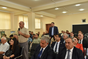 Yasamal RİH başçısı ərazidə sakinlərlə görüşdü