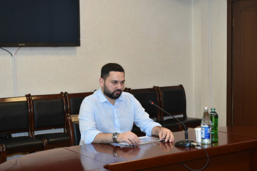 İcra Başçısı sakinləri inzibati binada qəbul etdi